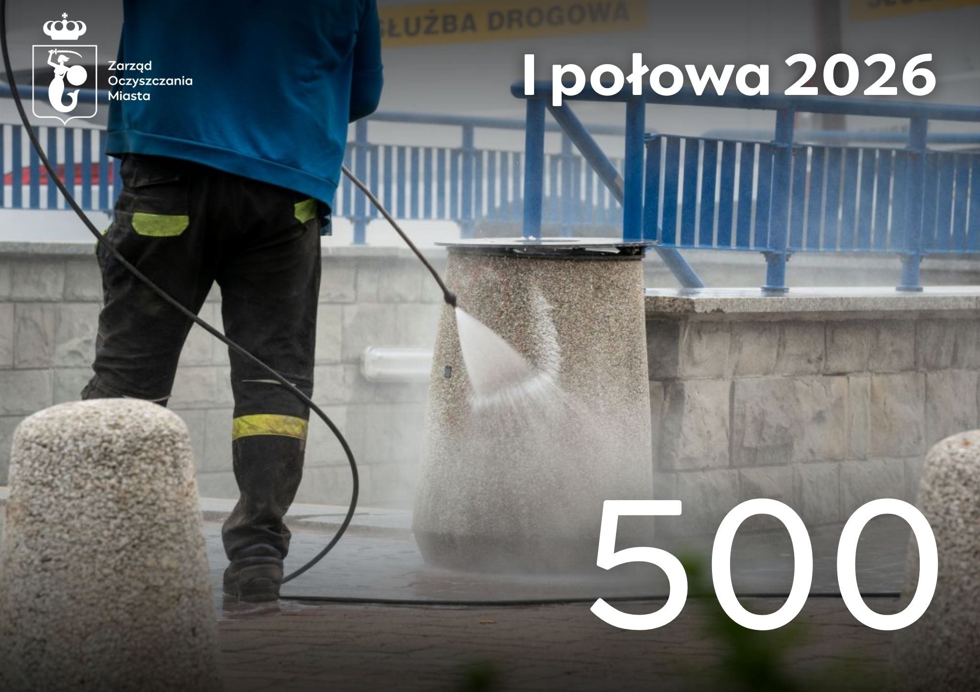 Mężczyzna w roboczym ubraniu czyści kosz uliczny myjką ciśnieniową. Na górze w lewym rogu logotyp ZOM, w prawym liczba 2026. Na dole duża liczba 500