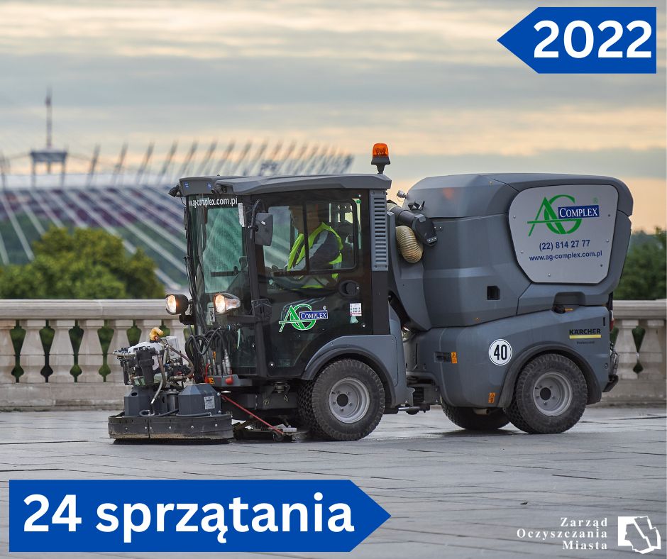 Szorowarka czyści chodnik, w tle Stadion Narodowo PGE. Dane: 2022, 24 sprzątania